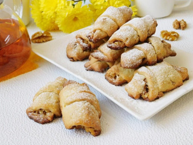 Печенье рулетики на сметане с медом и орехами