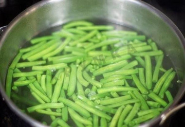 Рецепт - Салат яйца зеленая фасоль майонез - Шаг 1 - Отварим яйца и поставим их под холодную воду остывать.Кипятим воду, добавляем в нее соль, а так же порезанную и очищенную фасоль. Варим в течение 10 минут.