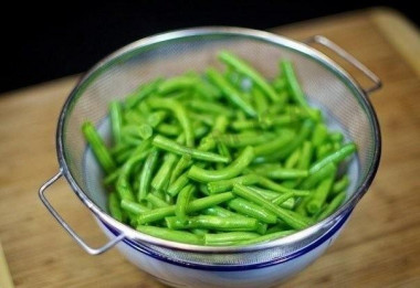 Рецепт - Салат яйца зеленая фасоль майонез - Шаг 2 -  Отбрасываем на дуршлаг и промываем холодной водой.