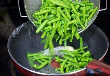 Рецепт - Салат яйца зеленая фасоль майонез - Шаг 3 -  Теперь нам необходимо обжарить сваренную фасоль в сковороде на сливочном масле на среднем огне. Жарим около 5 минут, постоянно помешивая.