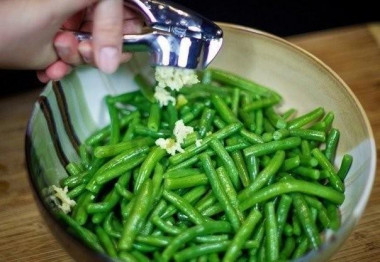 Рецепт - Салат яйца зеленая фасоль майонез - Шаг 4 -  Перекладываем фасоль в емкость для салата. Выдавливаем туда же чесночок.