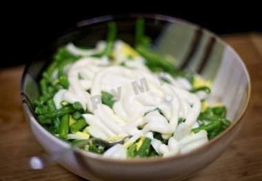 Рецепт - Салат яйца зеленая фасоль майонез - Шаг 6 -  Добавим соль, заправим салат майонезом.