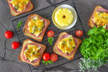 Горячие бутерброды с ананасом и сыром запечённые в духовке