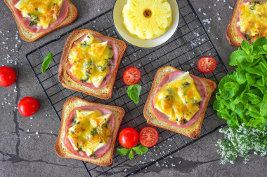 Горячие бутерброды с ананасом и сыром запечённые в духовке
