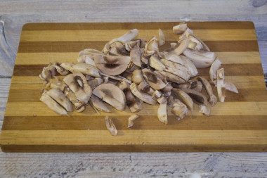 Рецепт - Грибной куриный жюльен с чесноком - Шаг 3 -  Шампиньоны режем соломкой