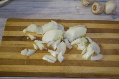 Рецепт - Грибной куриный жюльен с чесноком - Шаг 4 -  Лук нарезаем тонкими четверть кольцами