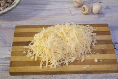 Рецепт - Грибной куриный жюльен с чесноком - Шаг 5 -  Сыр трем