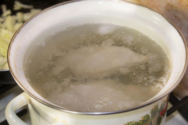 Рецепт - Грибной куриный жюльен с чесноком - Шаг 2 -  Куриное филе ставим вариться в подсоленной воде, варится оно от закипания примерно минут 20