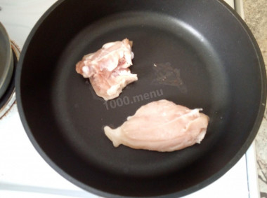 Рецепт - Экзотический салат с манго авокадо семечками жареной курицей - Шаг 1 - Куриное филе посолить, поперчить по вкусу и обжарить на масле, или сухой сковороде - последний вариант сделает салат более диетическим.
