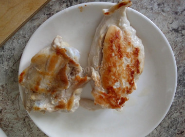 Рецепт - Экзотический салат с манго авокадо семечками жареной курицей - Шаг 2 -  Филе обжарить до румяной корочки и полностью остудить.