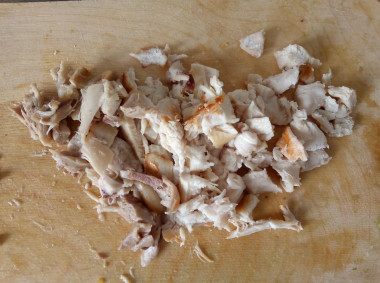 Рецепт - Экзотический салат с манго авокадо семечками жареной курицей - Шаг 3 -  Остывшую курицу нарезать средним кубиком.