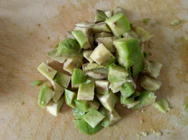 Рецепт - Экзотический салат с манго авокадо семечками жареной курицей - Шаг 4 -  Авокадо нарезать кубиками, как и куриное филе.