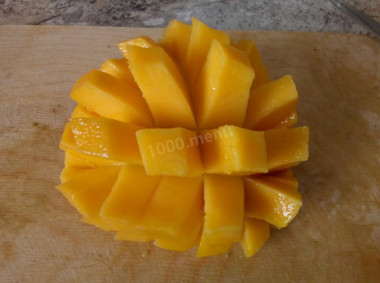 Рецепт - Экзотический салат с манго авокадо семечками жареной курицей - Шаг 5 -  Манго нарезать кубиком. Удобно это сделать, разрезав плод пополам вдоль косточки, надсечь мякоть крест-накрест, не снимая кожуры. После этого вынуть получившиеся кубики ложкой или срезать ножом, вывернув кожуру.