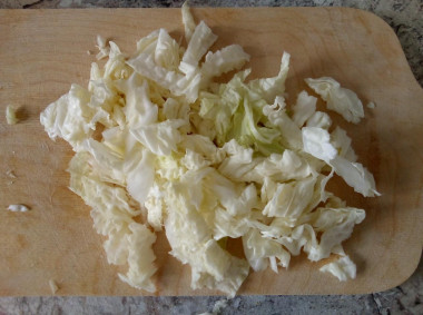 Рецепт - Экзотический салат с манго авокадо семечками жареной курицей - Шаг 6 -  Пекинскую капусту нашинковать не слишком мелко.