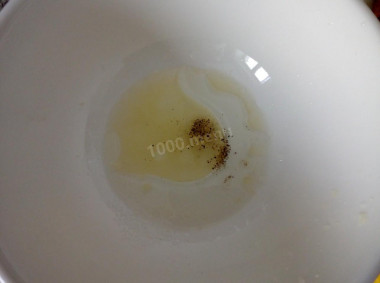 Рецепт - Экзотический салат с манго авокадо семечками жареной курицей - Шаг 8 -  Для заправки смешать масло, сок лимона, соль и перец. При желании можно использовать не только черный, но и розовый и белый перец или их смесь.