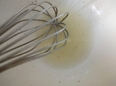 Рецепт - Экзотический салат с манго авокадо семечками жареной курицей - Шаг 9 -  Венчиком взбить смесь до получения эмульсии. Желательно не пропускать этот этап - однородный соус равномернее распределится по кусочкам, и вкусы составляющих лучше объединятся.