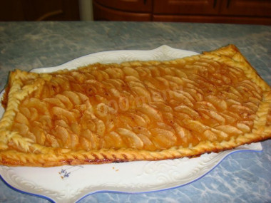 Слоеный пирог с яблоками и джемом