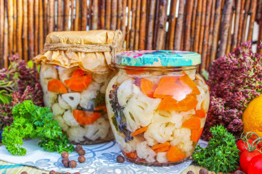Маринованная цветная капуста на зиму в банках ассорти