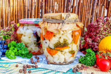 Маринованная цветная капуста на зиму в банках ассорти