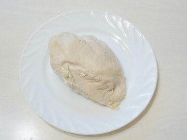 Рецепт - Салат с курицей и картошкой Крыска - Шаг 2 -  Для этого салата возьмем любую часть и освободим (если надо) от костей и кожи. Но особенно вкусное и диетическое будет мясо куриной грудки. Филе хорошенько промываем и кладем в кастрюлю. Наливаем воду чуть выше мяса и ставим на средний огонь. Доводим до кипения и убираем пену. Затем добавляем соль, черный перец горошком и варим в течение 20 минут. Вынимаем из бульона, кладем в полиэтиленовый пакет, завязываем, чтобы не заветрилось. Полностью остужаем мясо.