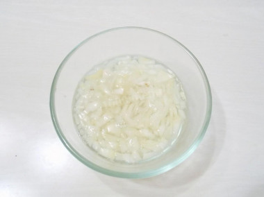 Рецепт - Салат с курицей и картошкой Крыска - Шаг 3 -  Репчатый лук очищаем, споласкиваем и очень мелко нарезаем. Чтобы он не горчил в салате, его нужно положить в дуршлаг и пролить кипятком. Или нужно замариновать, что мы и делаем. В холодную  воду кладем соль, сахар и перемешиваем до растворения кристалликов. Вливаем уксус, перемешиваем. Кладем порезанный лук и оставляем на 30 минут. Затем сливаем воду и отжимаем. Уксус можно заменить на лимонный сок в той же пропорции, что и уксус.