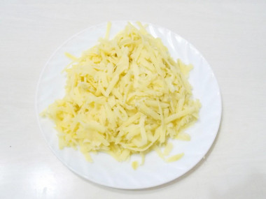 Рецепт - Салат с курицей и картошкой Крыска - Шаг 4 -  Картофель отвариваем в мундире  в течение 20-25 минут, до готовности и остужаем. Очищаем кожуру и трем на крупной терке. Но лучше если вы отварите картофель заранее, тогда при натирание он не будет слипаться.