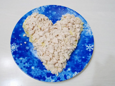 Рецепт - Салат с курицей и картошкой Крыска - Шаг 7 -  На картофельный слой укладываем куриное филе.