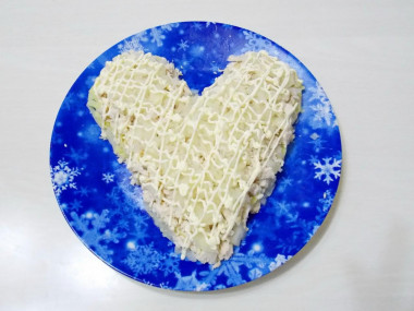 Рецепт - Салат с курицей и картошкой Крыска - Шаг 8 -  Распределяем отжатый лук и снова рисуем майонезную сетку.