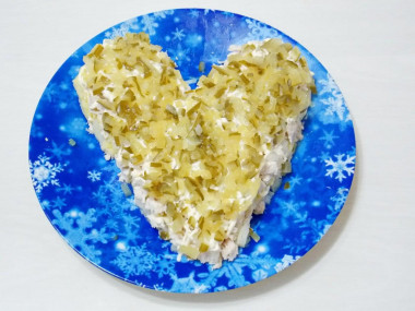 Рецепт - Салат с курицей и картошкой Крыска - Шаг 9 -  Соленый огурец режем мелким кубиком и отжимаем от рассола. Укладываем наверх мордочки и снова наносим майонезную сеточку.