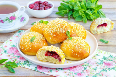 Дрожжевые булочки с вишней