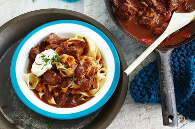 Гуляш из говядины с макаронами и шампиньонами