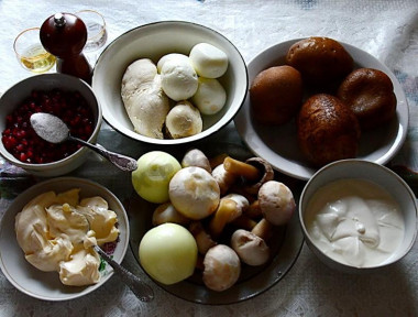 Рецепт - Салат Мужские слёзы с гранатом - Шаг 1 - Подготавливаем необходимые продукты для салата. Куриное филе предварительно отвариваем до готовности, остужаем. Отвариваем до готовности картофель в мундирах, яйца - вкрутую. Очищаем, моем лук, грибы. Моем и очищаем гранат, аккуратно извлекаем зёрнышки.