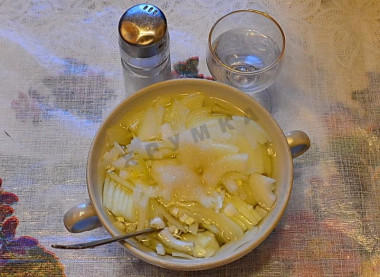 Рецепт - Салат Мужские слёзы с гранатом - Шаг 2 -  Нарезаем тонкими полукольцами или четверть-кольцами лук (если он крупный), ссыпаем его в отдельную емкость, заливаем кипятком, добавляем щепотку соли, вливаем уксус. Если любите, можете добавить немного сахара. Перемешиваем тщательно, оставляем мариноваться на 15-30 мин. Тем временем занимаемся другими ингредиентами салата.