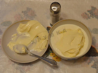 Рецепт - Салат Мужские слёзы с гранатом - Шаг 4 -  Готовим заправку для салата: в равных пропорциях смешиваем сметану и майонез. Можно приправить перцем и солью по вкусу заправку, тогда не нужно будет солить и перчить каждый слой салата. Нужно хорошенько заправку перемешать до однородной консистенции.