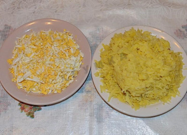 Рецепт - Салат Мужские слёзы с гранатом - Шаг 5 -  В отдельные емкости натираем на тёрке яйца и картофель.