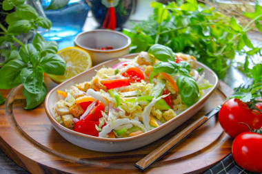 Салат из пекинской капусты с курицей сухариками и помидорами