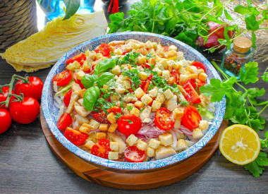 Салат из пекинской капусты с курицей сухариками и помидорами