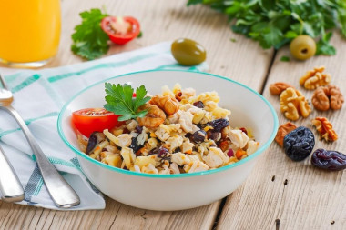 Салат с курицей черносливом, сыром и грецким орехом