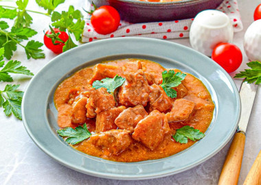 Гуляш из свинины как в советской столовой