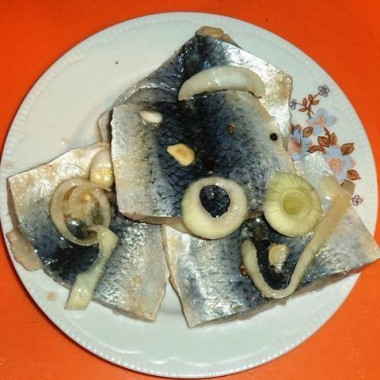 Хе из сельди с чесноком, луком и соевым соусом