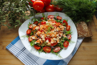 Простой салат из руколлы помидоров черри и сыра