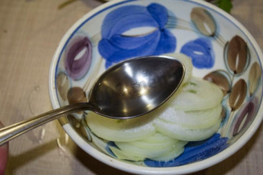 Рецепт - Люля-кебаб из грудок с маринованным луком на противне - Шаг 9 -  Уксус, лучше яблочный или винный