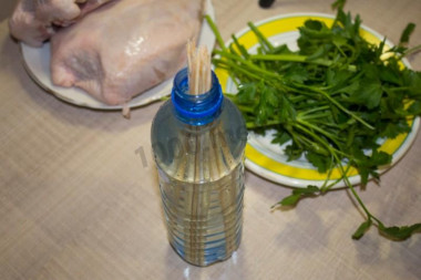 Рецепт - Люля-кебаб из грудок с маринованным луком на противне - Шаг 2 -  Первым делом замочим большие деревянные шпажки в воде, чтобы они не горели при запекании в духовке, очень удобно это делать в бутылке