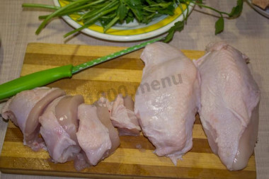 Рецепт - Люля-кебаб из грудок с маринованным луком на противне - Шаг 4 -  Филе с кожей нарезаем произвольными кусочками как для мясорубки