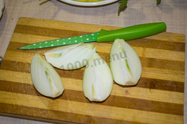 Рецепт - Люля-кебаб из грудок с маринованным луком на противне - Шаг 5 -  Лук режем на 4 части