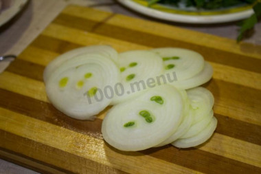 Рецепт - Люля-кебаб из грудок с маринованным луком на противне - Шаг 6 -  Сразу же замаринуем лук - его режем тонкими кольцами