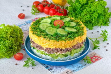 Салат с тунцом сыром и огурцом