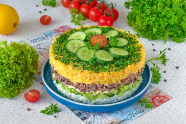 Салат с тунцом сыром и огурцом