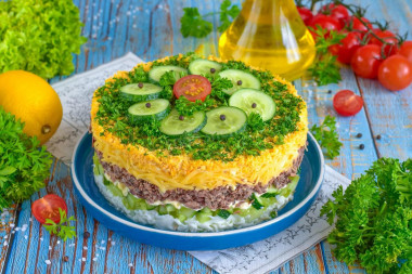 Салат с тунцом сыром и огурцом
