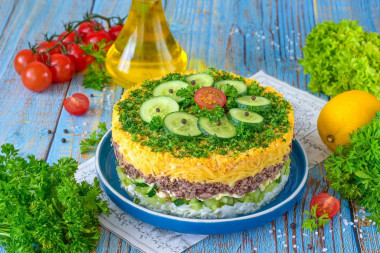 Салат с тунцом сыром и огурцом
